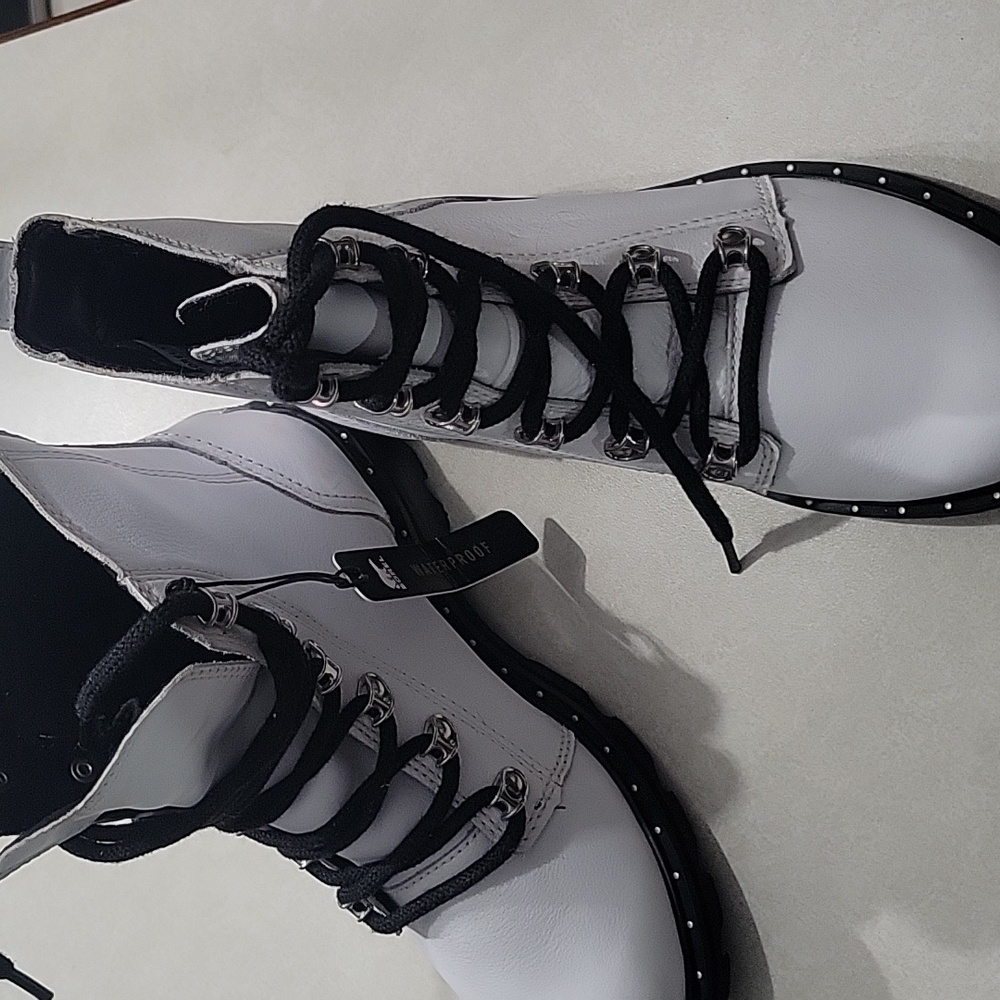 White leather Sorel boots size 6 new with defect.